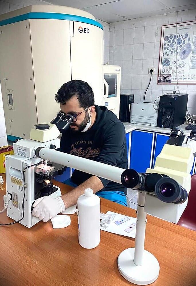 Mikroskop altında örnek incelemesi