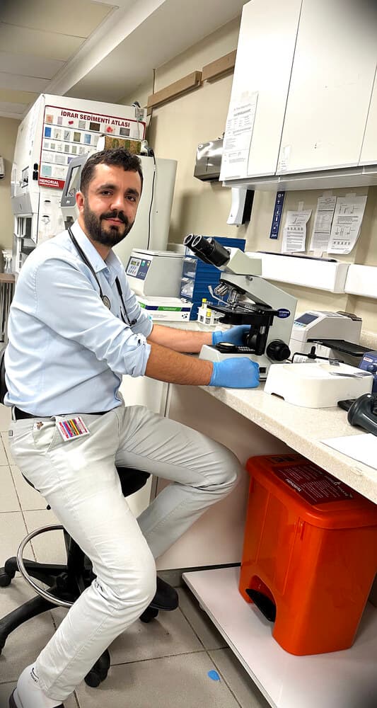 Klinik mikrobiyoloji laboratuvarında çalışma